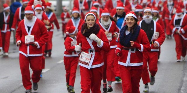 Runners dressed in Santa Claus costumes take part in the Santa Claus Run in Budapest, Hungary December 6, 2015. REUTERS/Bernadett Szabo